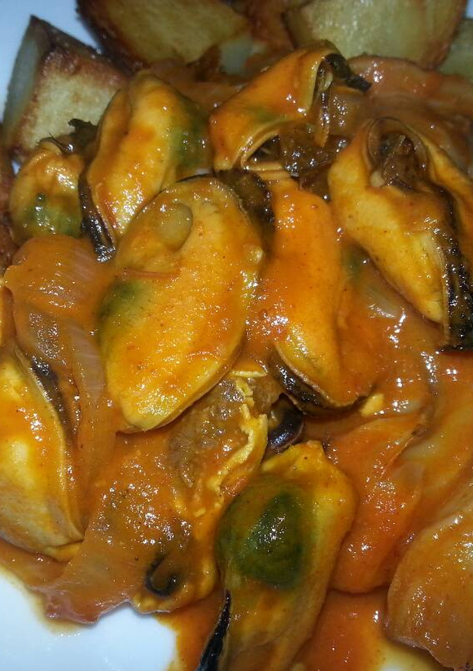 Una foto de Mejillones guisados con setas y cebolla