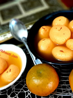 ऑरेन्ज फ्लेवर रसगुल्ले (orange flavor rasgulle recipe in Hindi) रेसिपी मुख्य फोटो
