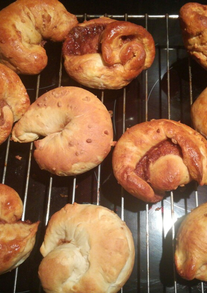 Una foto de Formas de bollería rellenas de nutella y almendras crocantis