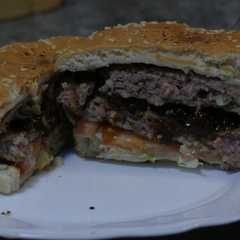Una foto de Hamburguesa doble de ternera con cebolla caramelizada