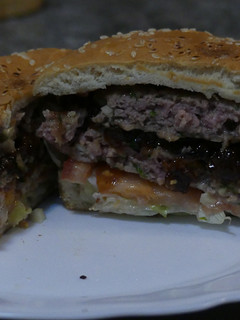 Una foto de Hamburguesa doble de ternera con cebolla caramelizada