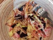 Una foto de ensalada con betabel y lechuga