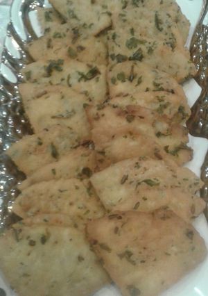 A picture of Crispy methi mathari.