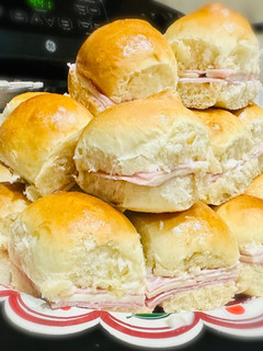 Una foto de Chips o dinner rolls