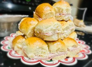 Una foto de Chips o dinner rolls