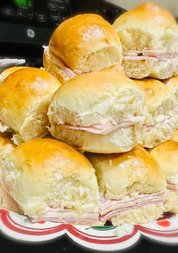 Una foto de Chips o dinner rolls