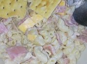 Una foto de pasta de coditos con jamón