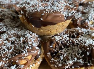 Une photo de Snack proteiné et gourmand au beurre de cacahuètes, chocolat, flocons d’avoine et fruits secs