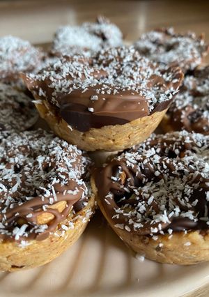 Une photo de Snack proteiné et gourmand au beurre de cacahuètes, chocolat, flocons d’avoine et fruits secs