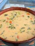 Sopa cremosa de brócoli y cheddar