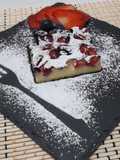 Prăjitura de ricotta cu căpșuni și afine