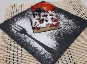 O poză a rețetei Prăjitura de ricotta cu căpșuni și afine.