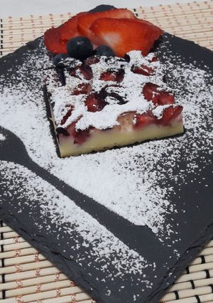 O poză a rețetei Prăjitura de ricotta cu căpșuni și afine.
