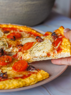 Una foto de Pizza con base de pollo