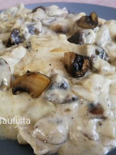 Una foto de Pechugas con salsa de champiñones