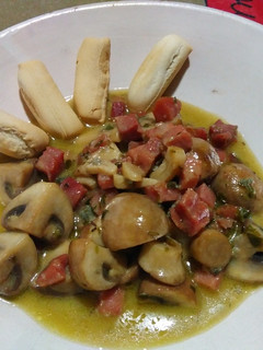 Una foto de Wok de champiñones Portobello con jamón en salsa Gorgonzola