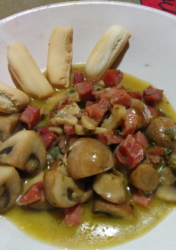 Una foto de Wok de champiñones Portobello con jamón en salsa Gorgonzola