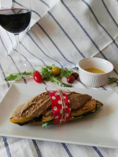 Foto principal de Bocadillo de berenjena y tomate con miel y vinagreta de mostaza