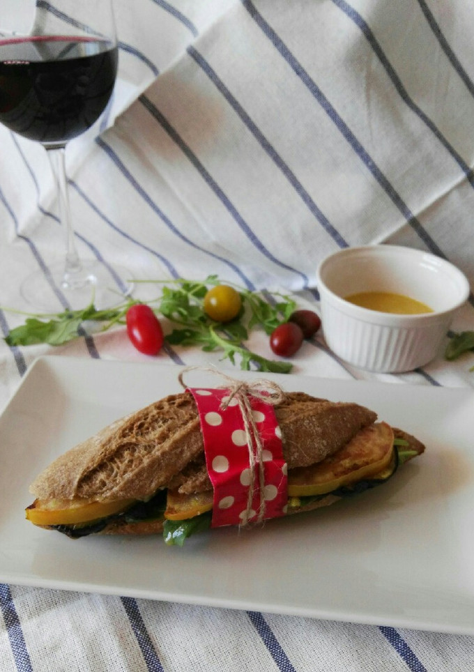 Una foto de Bocadillo de berenjena y tomate con miel y vinagreta de mostaza