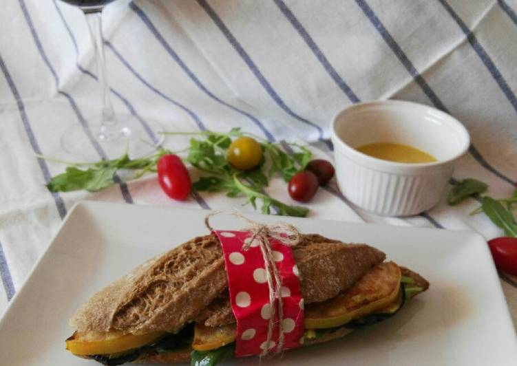 Bocadillo de berenjena y tomate con miel y vinagreta de mostaza