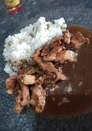 Una foto de Cerdo agridulce con arroz y arvejas