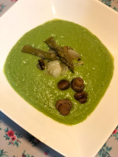 Una foto de Crema de cebolla, espárragos y champi crujientes 🌱vegetariana