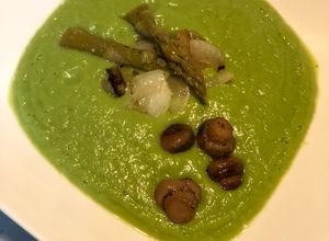 Foto principal de Crema de cebolla, espárragos y champi crujientes 🌱vegetariana