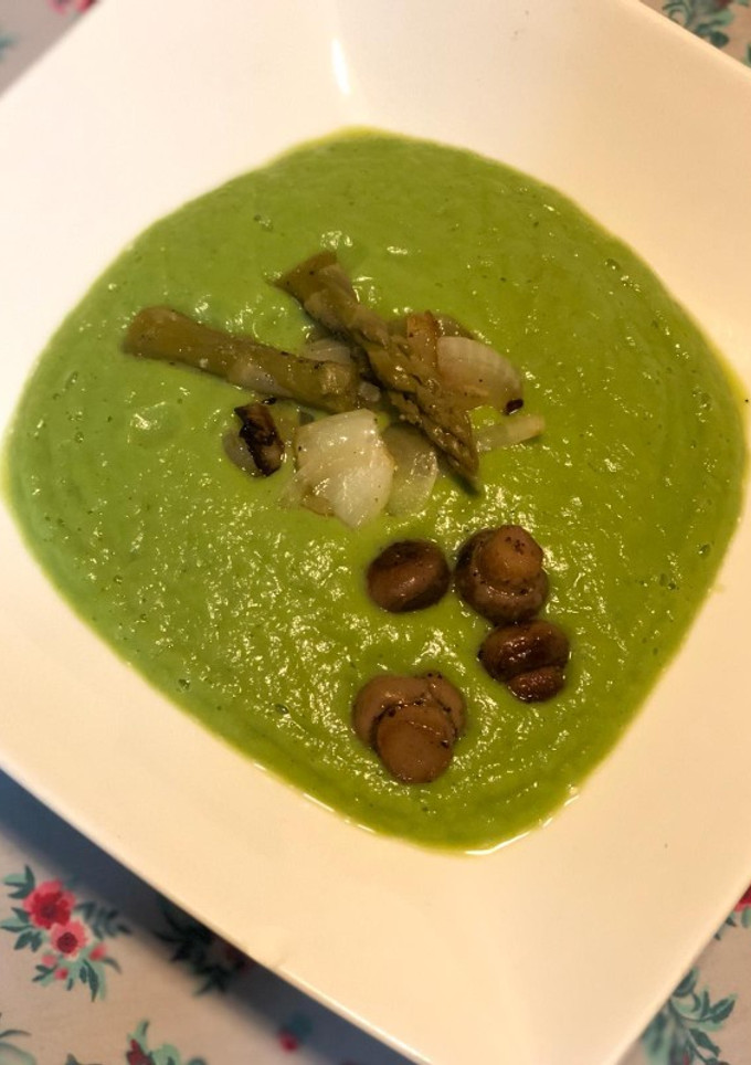 Una foto de Crema de cebolla, espárragos y champi crujientes 🌱vegetariana
