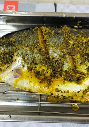 Una foto de Pescado al horno marinado a la moruna