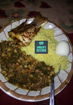 A picture of Yellow rice with beans porridge.