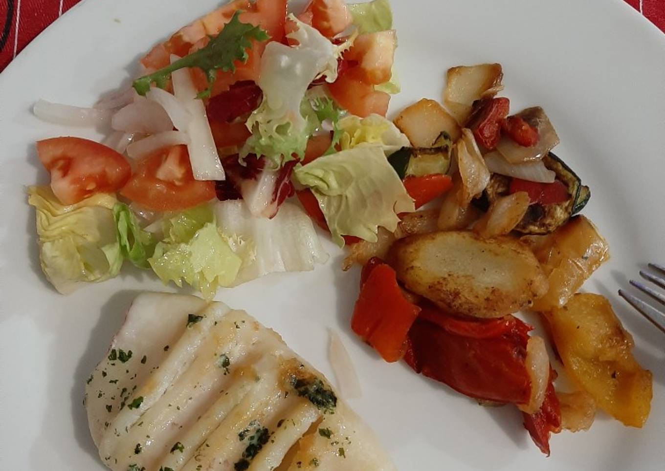 Sepia a la plancha con verduras y ensalada