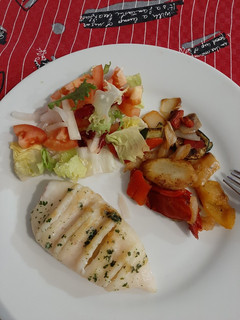 Una foto de Sepia a la plancha con verduras y ensalada
