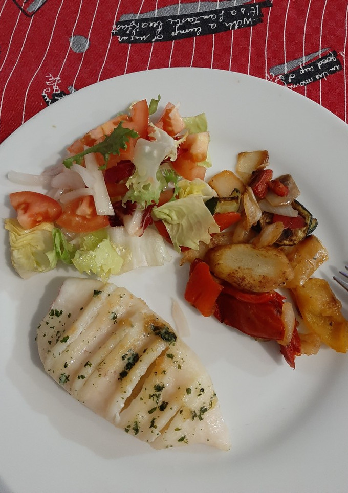Una foto de Sepia a la plancha con verduras y ensalada