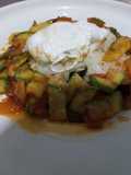 Huevos escalfados con verduras y arroz a la menta