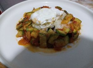 Una foto de Huevos escalfados con verduras y arroz a la menta