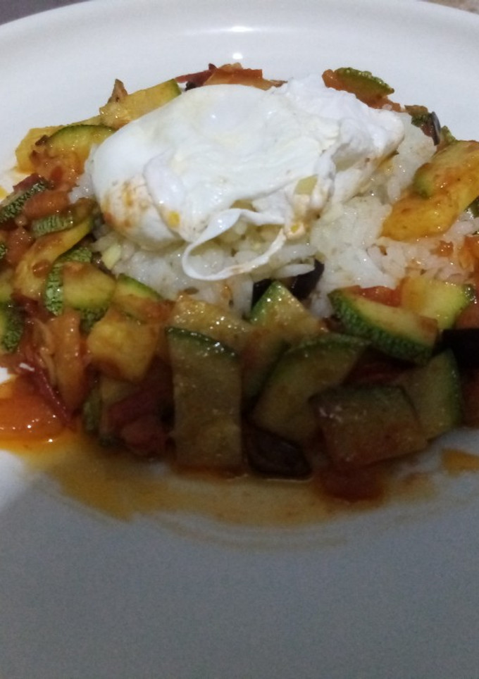 Una foto de Huevos escalfados con verduras y arroz a la menta