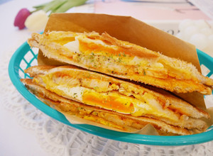 免開火「雞肉起士蛋三明治」豐盛早餐簡單做!! 的食譜成品照片