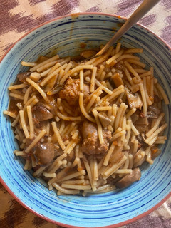 Una foto de Fideos de Montaña con butifarra de calçots, champiñones, sobrasada y “camaiot”