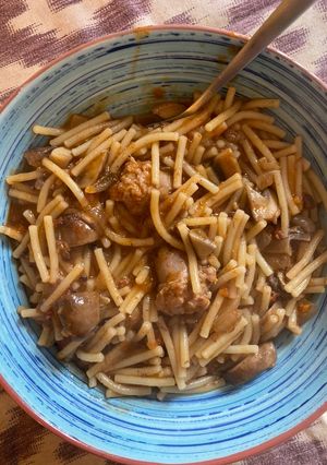 Una foto de Fideos de Montaña con butifarra de calçots, champiñones, sobrasada y “camaiot”