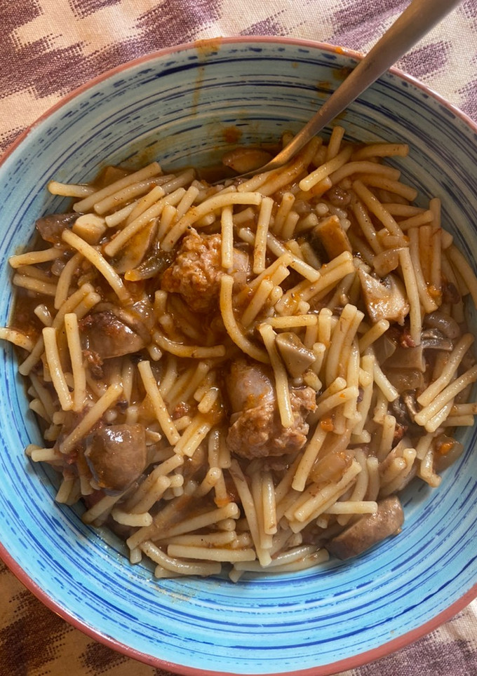 Una foto de Fideos de Montaña con butifarra de calçots, champiñones, sobrasada y “camaiot”