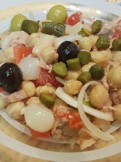 Una foto de Ensalada de garbanzos y bacalao ahumado
