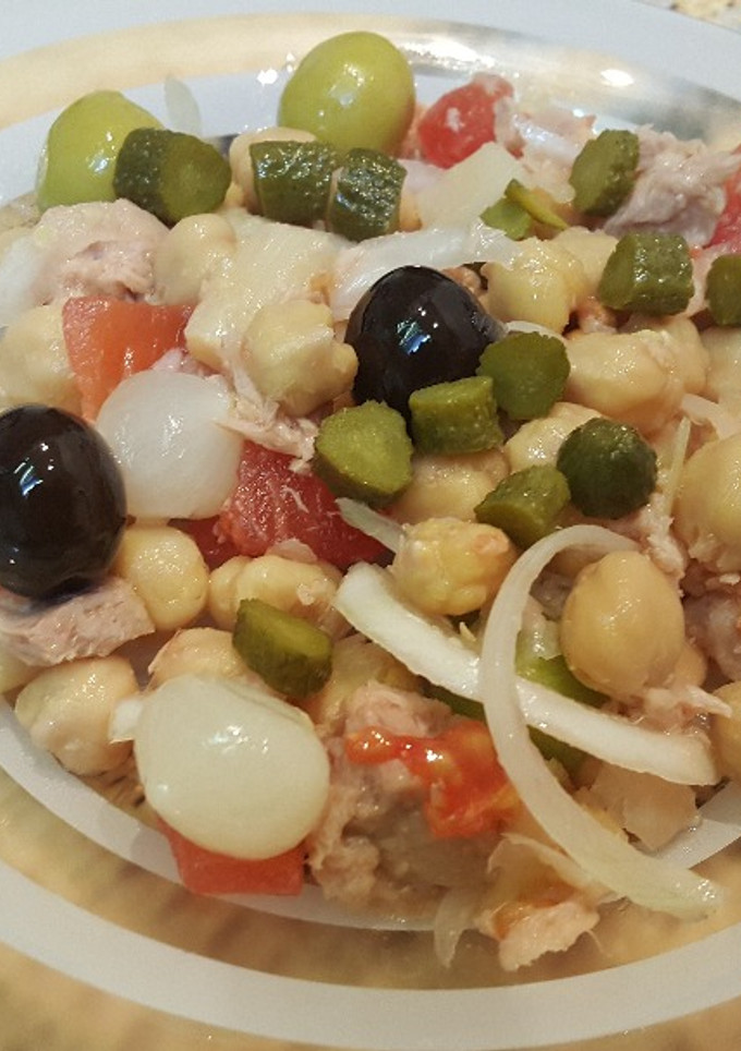 Una foto de Ensalada de garbanzos y bacalao ahumado