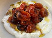 Una foto de tomates cherry confitados sartén