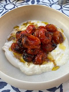 Una foto de Aperitivo de burrata con tomates confitados