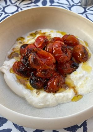 Una foto de Aperitivo de burrata con tomates confitados