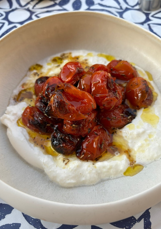Una foto de Aperitivo de burrata con tomates confitados