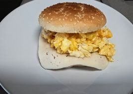 Sandwich de Huevos Revueltos con Jamón York y Queso