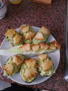 Una foto de Aguacates rellenos de salmón
