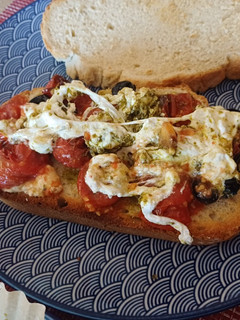 Una foto de Burrata con pesto, aceitunas y tomate