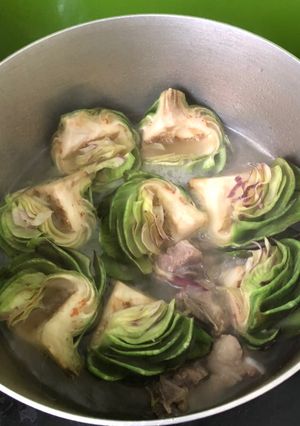 Hình của món Bông Atiso hầm sườn.